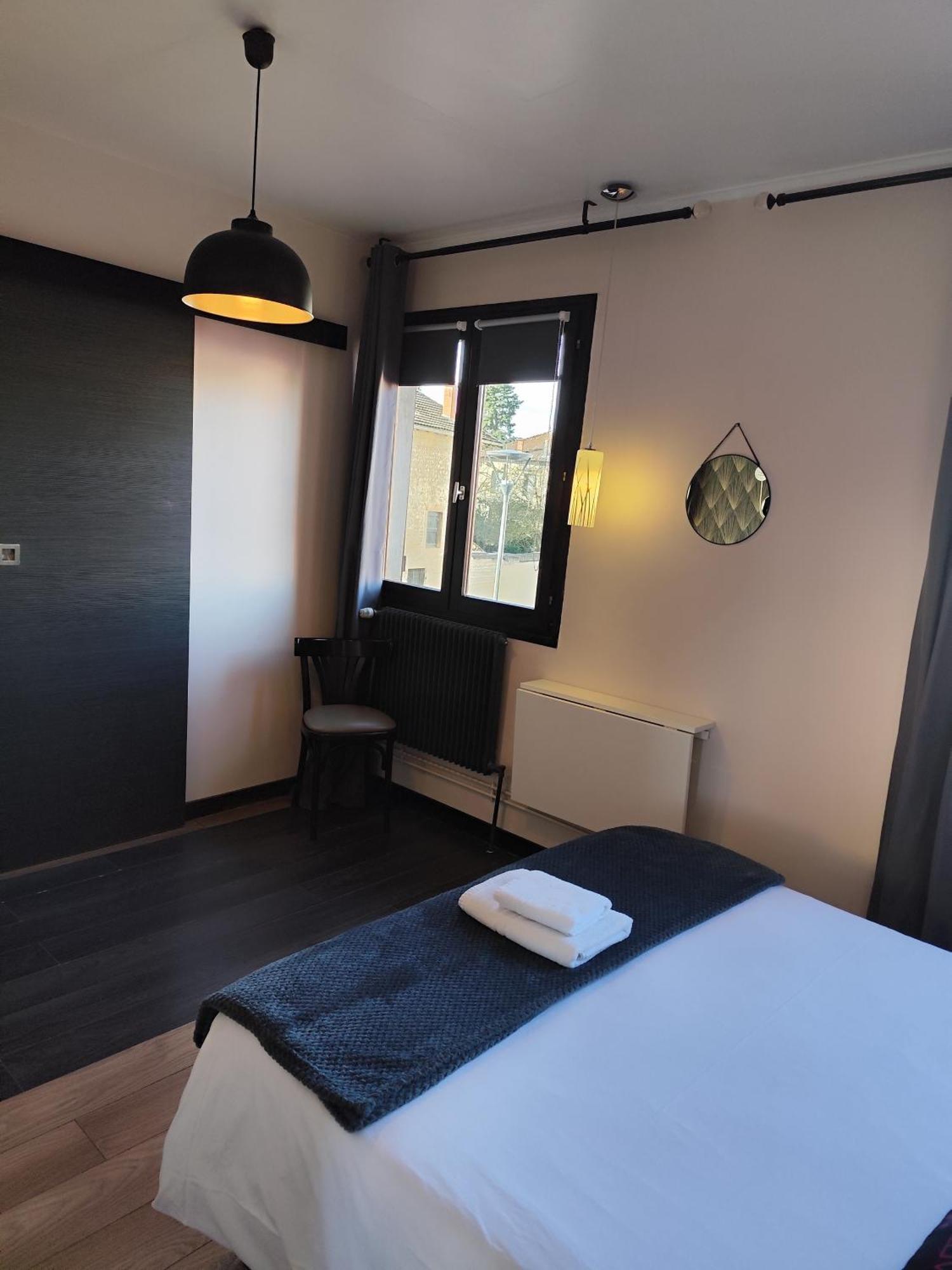 Hotel De La Place Loyettes Esterno foto